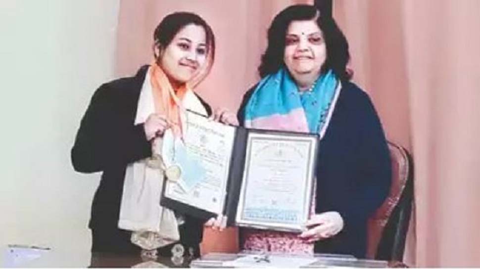मजदूर की बेटी गज़ाला ने संस्कृत में जीते 5 मेडल, नाबालिग भाइयों ने बहन के लिए छोड़ दी थी पढ़ाई और गैरेज में किया काम मजदूर की बेटी गज़ाला ने संस्कृत में जीते 5 मेडल, नाबालिग भाइयों ने बहन के लिए छोड़ दी थी पढ़ाई और गैरेज में किया काम