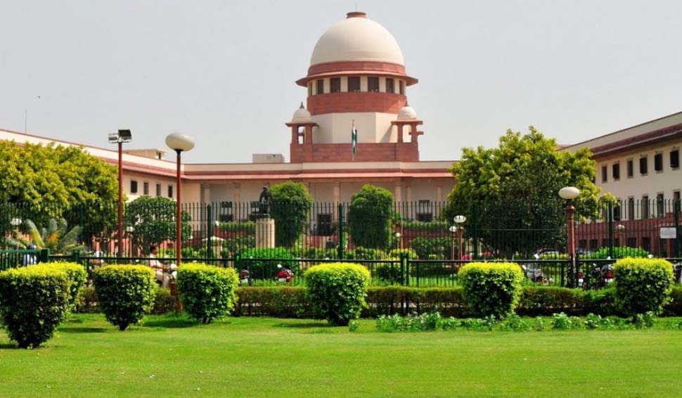 Karnataka Hijab Row: हिजाब मामले पर सुप्रीम कोर्ट ने सुनवाई से किया इनकार, दी यह बड़ी दलील Karnataka Hijab Row: हिजाब मामले पर सुप्रीम कोर्ट ने सुनवाई से किया इनकार, दी यह बड़ी दलील