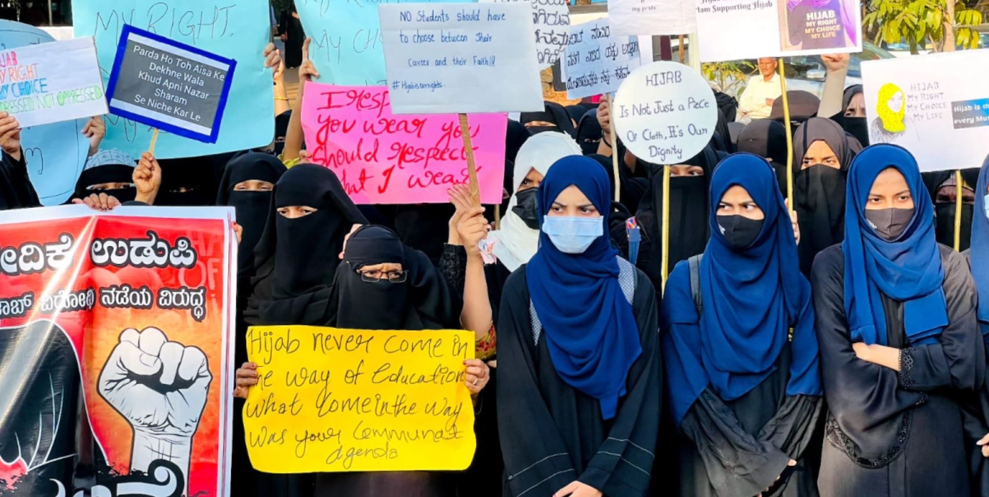 हिजाब विवाद : प्रदर्शन कर रही लड़कियों की पहचान उजागर, शिकायत दर्ज