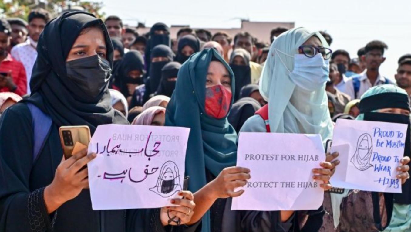 सरकार स्कूलों को खोले, कक्षा में हिजाब-भगवा शॉल की अनुमति नहीं : HC
