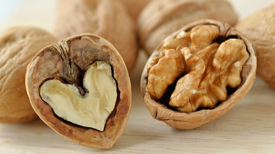 Healthy Tips: अखरोट खाने से शादी शुदा मर्दों को होते हैं ये फायदे, आप भी कर सकते हैं ट्राई