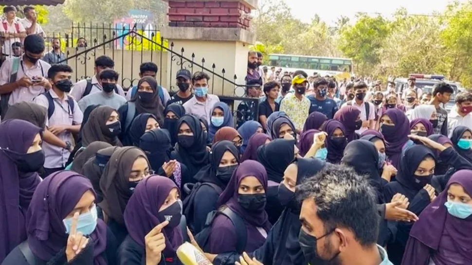 Hijab Controversy पर इंडिया का US-Pakistan को दो टूक जवाब, दी ये नसीहत Hijab Controversy पर इंडिया का US-Pakistan को दो टूक जवाब, दी ये नसीहत
