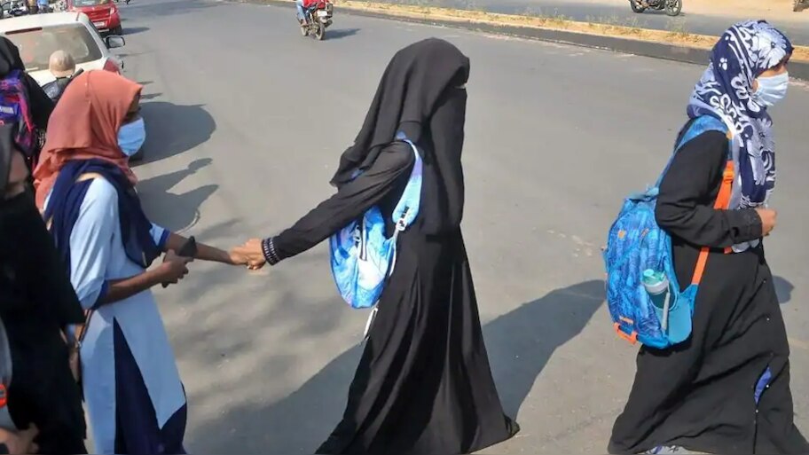 राजस्थान में Hijab को लेकर पोस्ट शेयर करने पर बड़ी कार्रवाई, 2 पुलिसकर्मी सस्पेंड; जानिए पूरा मामला