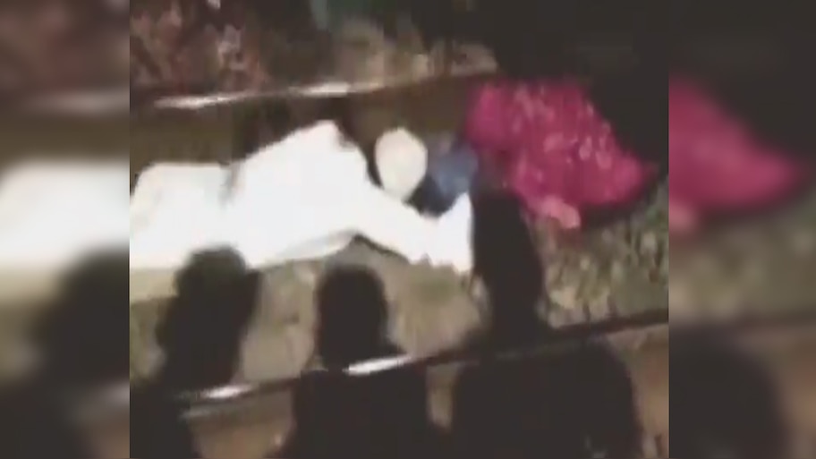 Watch: खुद की जान की परवाह किए बगैर महिला को बचाने के लिए आगे बढ़ा मुस्लिम शख्स