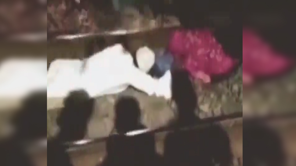 Watch: खुद की जान की परवाह किए बगैर महिला को बचाने के लिए आगे बढ़ा मुस्लिम शख्स Watch: खुद की जान की परवाह किए बगैर महिला को बचाने के लिए आगे बढ़ा मुस्लिम शख्स