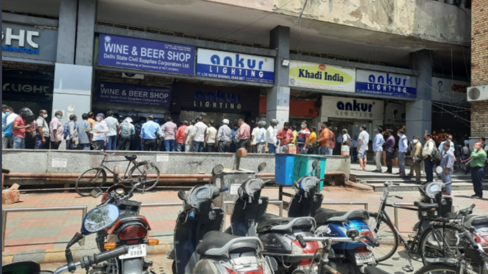 दिल्ली: शराब के ठेकों पर अचानक उमड़ा लोगों का हुजूम, बुलानी पड़ी पुलिस; जानिए पूरा मामला दिल्ली: शराब के ठेकों पर अचानक उमड़ा लोगों का हुजूम, बुलानी पड़ी पुलिस; जानिए पूरा मामला