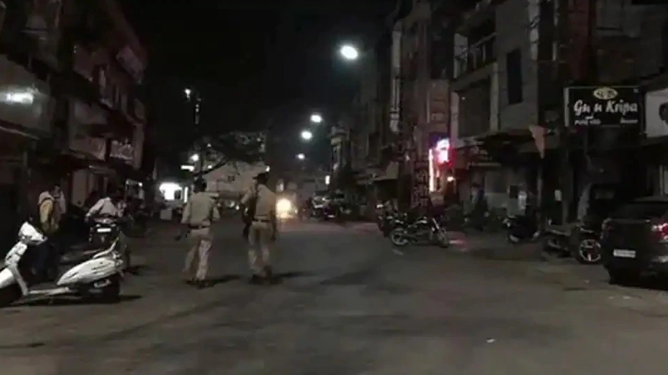 UP में आज से बदल गया Night Curfew का समय, जानिए अब कत बत रह सकते हैं बाहर UP में आज से बदल गया Night Curfew का समय, जानिए अब कत बत रह सकते हैं बाहर