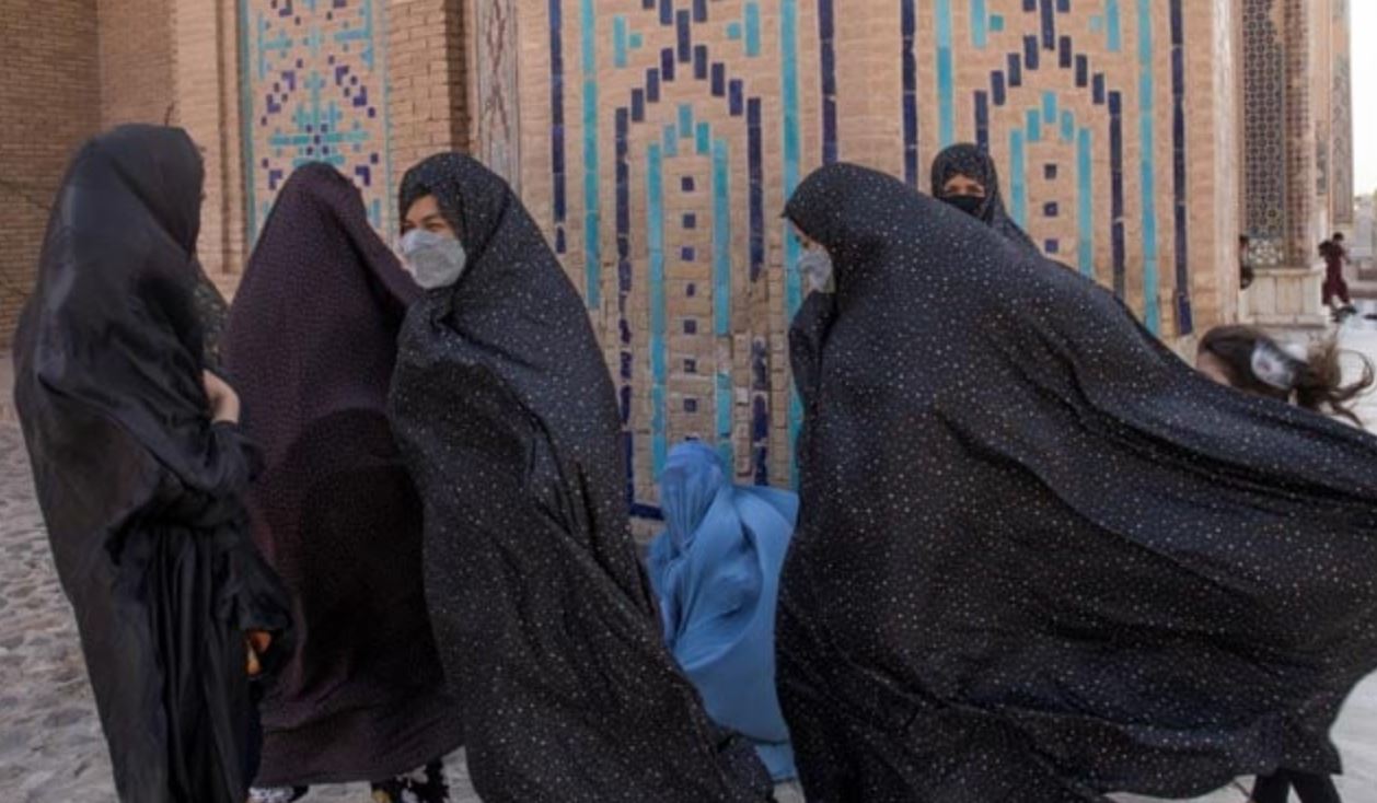 तालिबान ने 29 महिलाओं और उनके परिवारों को हिरासत में लिया, अमेरिकी दूत का दावा