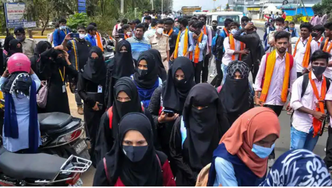Hijab Controversy के बीच सरकार ने उडुपी में लगाई ये धारा; जानिए वहां के ताजा हालात Hijab Controversy के बीच सरकार ने उडुपी में लगाई ये धारा; जानिए वहां के ताजा हालात
