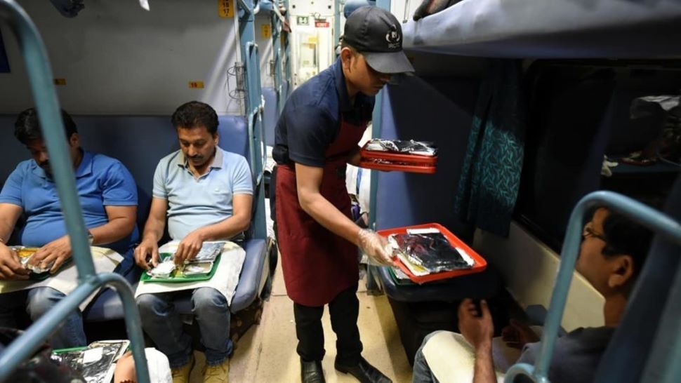Indian Railways to Resume Cooked Food Service on All Trains From today see  here details irctc | Indian Railways: रेल यात्री ध्यान दें! अब सफर में खाना  ले जाने का झंझट खत्म,