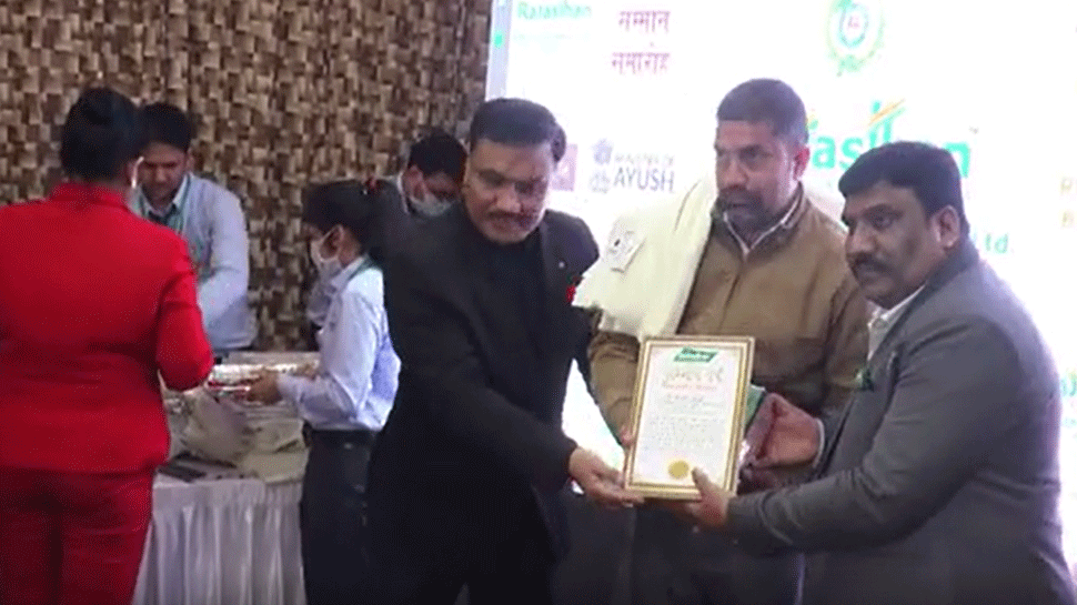 Jhunjhunu: 125 आयुर्वेद चिकित्सक हुए सम्मानित, कहा- सम्मान से मिलेगी नई ऊर्जा Jhunjhunu: 125 आयुर्वेद चिकित्सक हुए सम्मानित, कहा- सम्मान से मिलेगी नई ऊर्जा