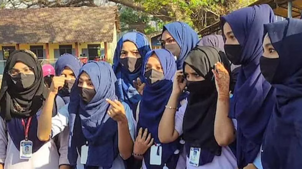Hijab Row: 13 मुस्लिम छात्राओं को परीक्षा से किया गया वंचित, हिजाब पहन कर पहुंची थीं केंद्र Hijab Row: 13 मुस्लिम छात्राओं को परीक्षा से किया गया वंचित, हिजाब पहन कर पहुंची थीं केंद्र
