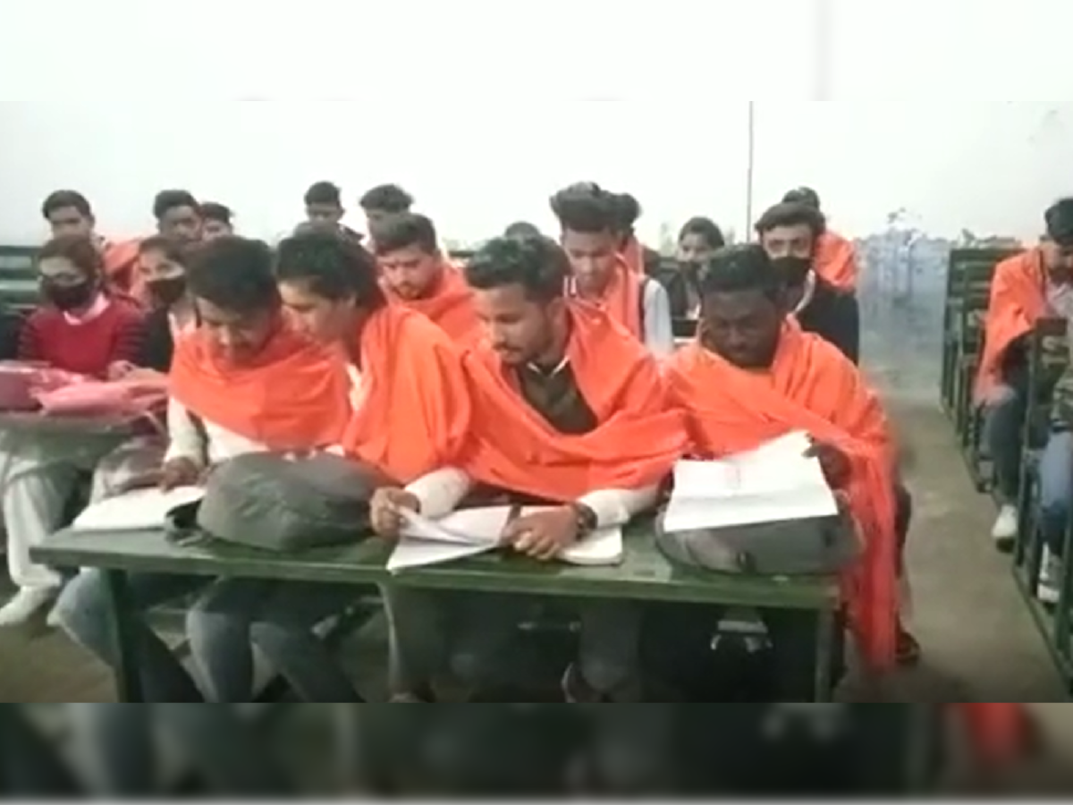 हिजाब और भगवे पर जंग: अलीगढ़ के कॉलेज में भगवा-रुद्राक्ष धारण कर पहुंचे छात्र, हिजाब बैन के लगाए नारे