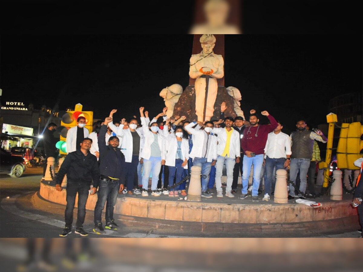 त्रिमूर्ति पुलिस शहीद स्मारक तक कैंडल मार्च