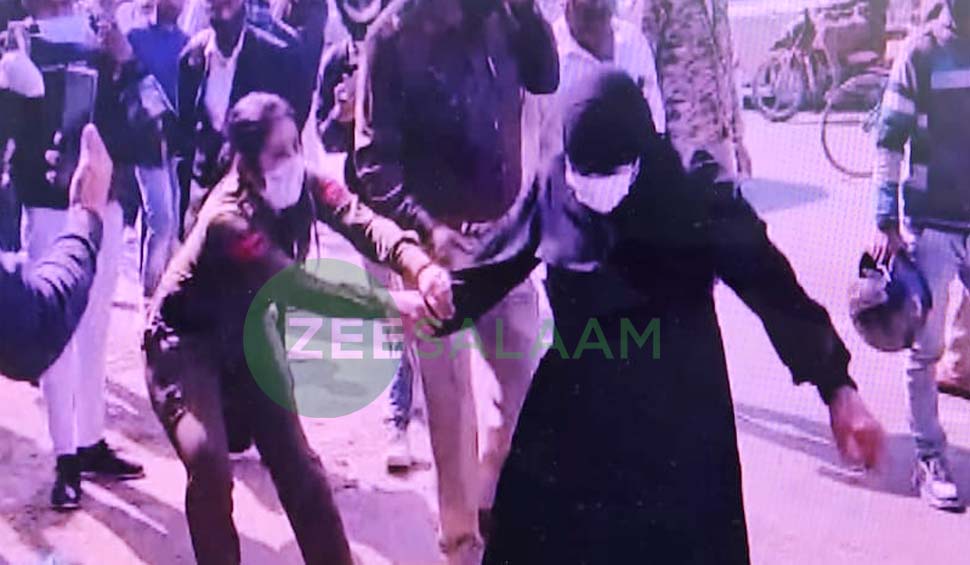 Gurugram: बुर्कानशीं महिला ने कैब ड्राइवर पर किया चाकू से किया हमला, पुलिसकर्मी से भी भिड़ी Gurugram: बुर्कानशीं महिला ने कैब ड्राइवर पर किया चाकू से किया हमला, पुलिसकर्मी से भी भिड़ी