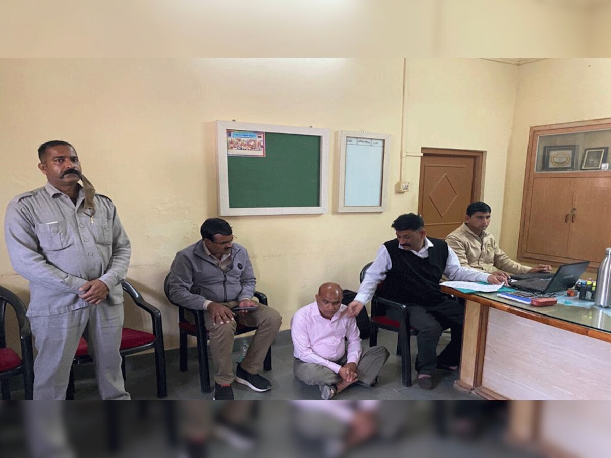 ACB ने ग्राम विकास अधिकारी को रिश्वत लेते रंगे हाथ पकड़ा 