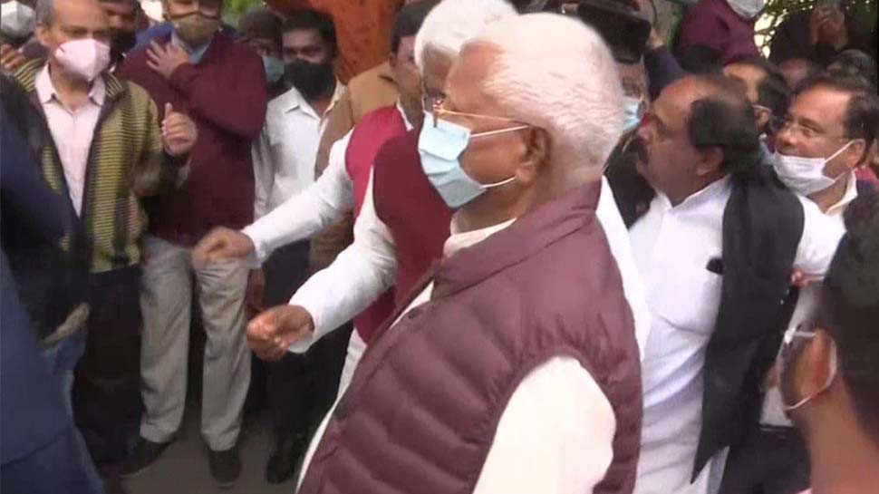 लालू प्रसाद यादव मेहरून जैकेट में लालू प्रसाद यादव मेहरून जैकेट में