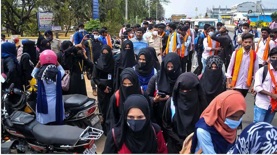 कर्नाटक BJP ने हिजाब मामले में वादी, नाबालिग छात्राओं की निजी जानकारी कर दी साझा ! कर्नाटक BJP ने हिजाब मामले में वादी, नाबालिग छात्राओं की निजी जानकारी कर दी साझा !