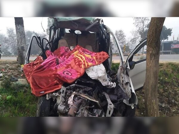 UP के बाराबंकी में दर्दनाक सड़क हादसा, ट्रक से टकराई तेज रफ्तार कार, 6 लोगों ने गंवाई जान