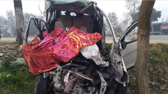 UP के बाराबंकी में दर्दनाक सड़क हादसा, ट्रक से टकराई तेज रफ्तार कार, 6 लोगों ने गंवाई जान UP के बाराबंकी में दर्दनाक सड़क हादसा, ट्रक से टकराई तेज रफ्तार कार, 6 लोगों ने गंवाई जान