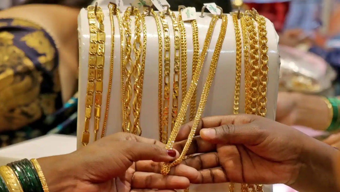 Gold Price: बाजार में धड़ाम हुआ सोना, रिकॉर्ड रेट से 9,200 रुपये सस्ता बिक रहा गोल्ड