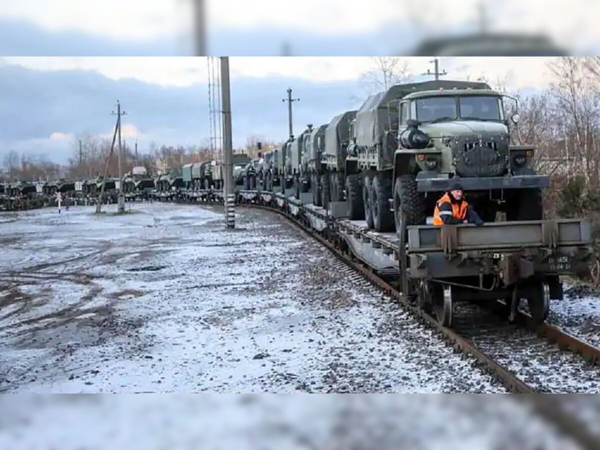 यूक्रेन सीमा पर भारी हथियार और ट्रक पहुंचाते रूसी सैनिक 