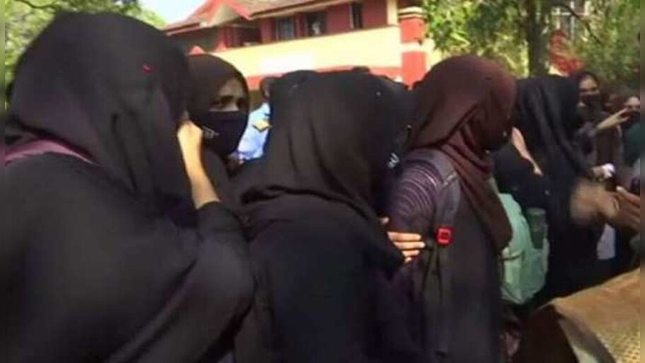 Hijab मामले पर सुनवाई के दौरान शुक्रवार और रमजान को लेकर लड़कियों ने की यह अपील