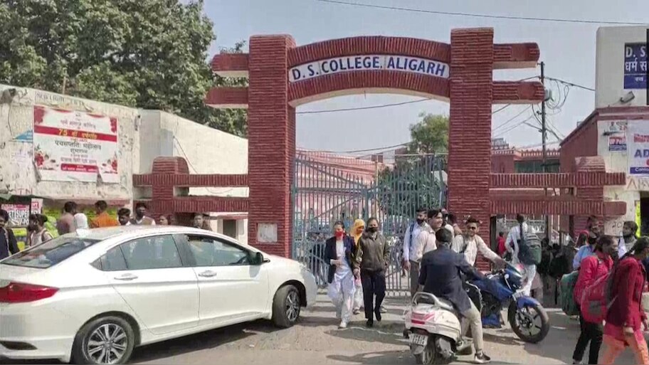 Hijab Row: अलीगढ़ के इस कॉलेज ने जारी किया आदेश, कहा- नियम तोड़ने वालों को इंट्री नहीं
