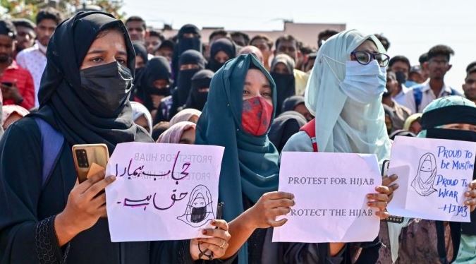 हिजाब पर मचे विवाद के बीच खड़े हो रहे हैं कई सारे सुलगते सवाल