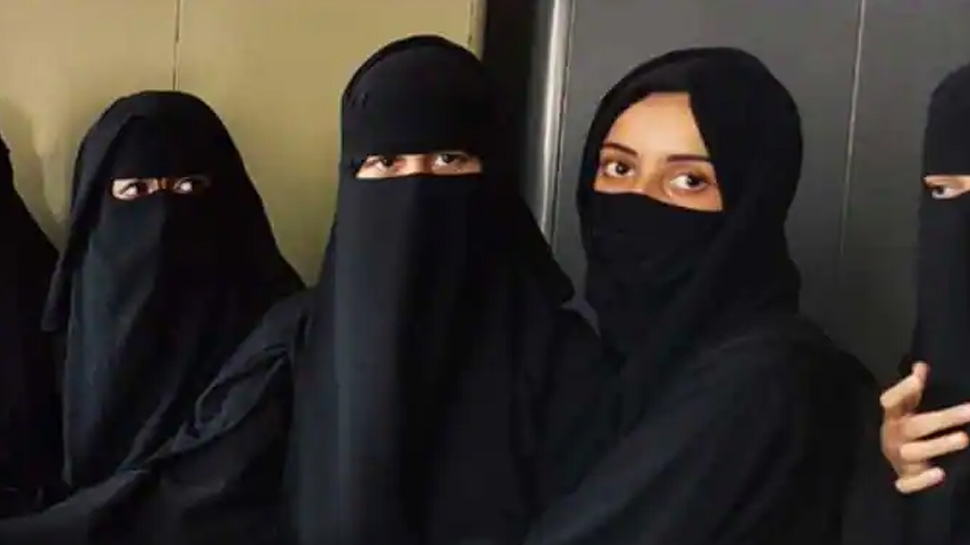 Hijab Controversy: कॉलेज प्रशासन ने हिजाब पहनने से रोका तो महिला टीचर ने दे मारा इस्तीफा Hijab Controversy: कॉलेज प्रशासन ने हिजाब पहनने से रोका तो महिला टीचर ने दे मारा इस्तीफा