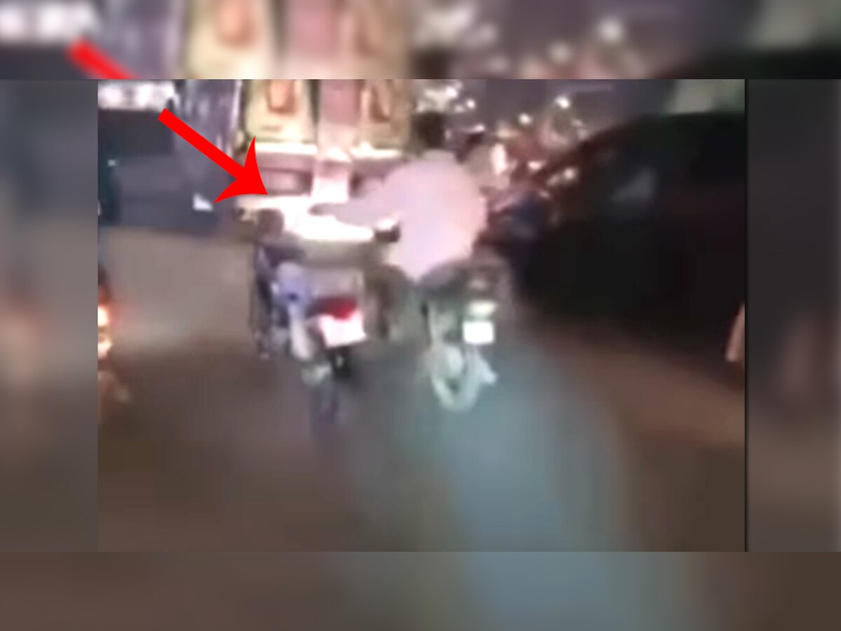सड़क पर दो बाइक चलाता हुआ दिखाई दिया ये शख्स, भरोसा नहीं तो खुद देख लीजिए Video