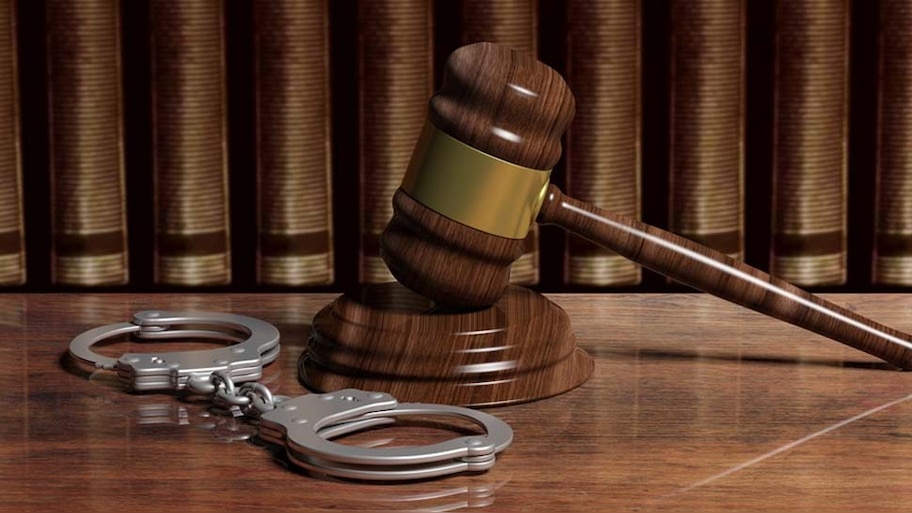 आतंकी संगठन को गोपनीय दस्तावेज लीक करने के आरोप में IPS अधिकारी गिरफ्तार 