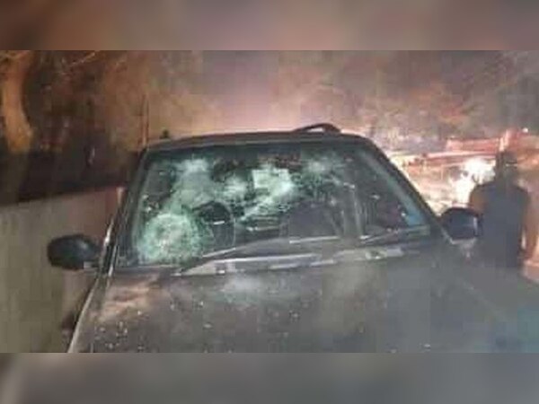 हमले में क्षतिग्रस्त कार 