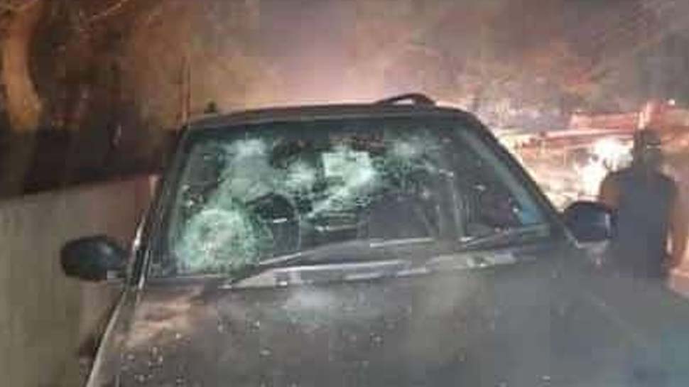 हमले में क्षतिग्रस्त कार हमले में क्षतिग्रस्त कार