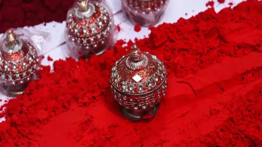 शादीशुदा दिखने का हक नहीं! कॉलेज में जाने से पहले हटवाई यह चीज