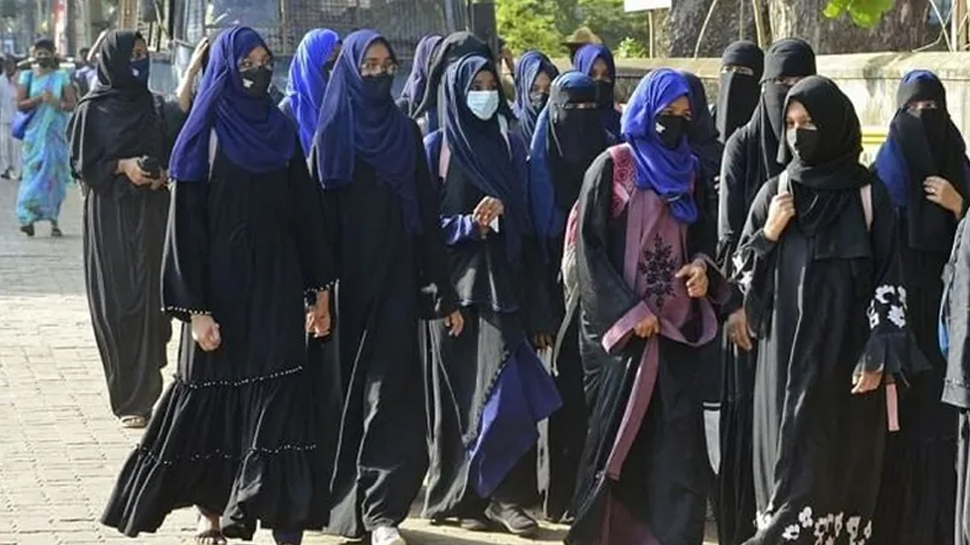 Hijab Controversy: हिजाब विवाद के बीच 10 छात्राओं के खिलाफ FIR, यह है आरोप Hijab Controversy: हिजाब विवाद के बीच 10 छात्राओं के खिलाफ FIR, यह है आरोप
