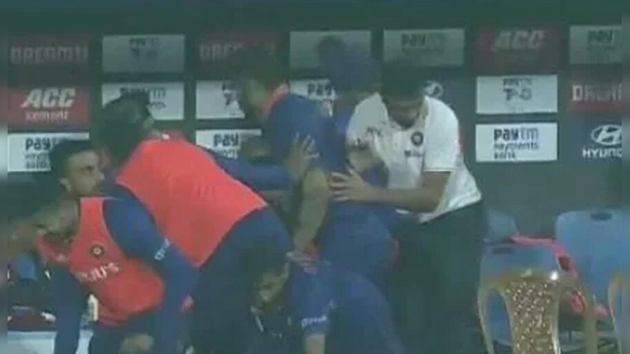 वेंकेटेश अय्यर के इस शॉट से भारतीय टीम में ही मच गई भगदड़, एक दूसरे पर जा गिरे खिलाड़ी