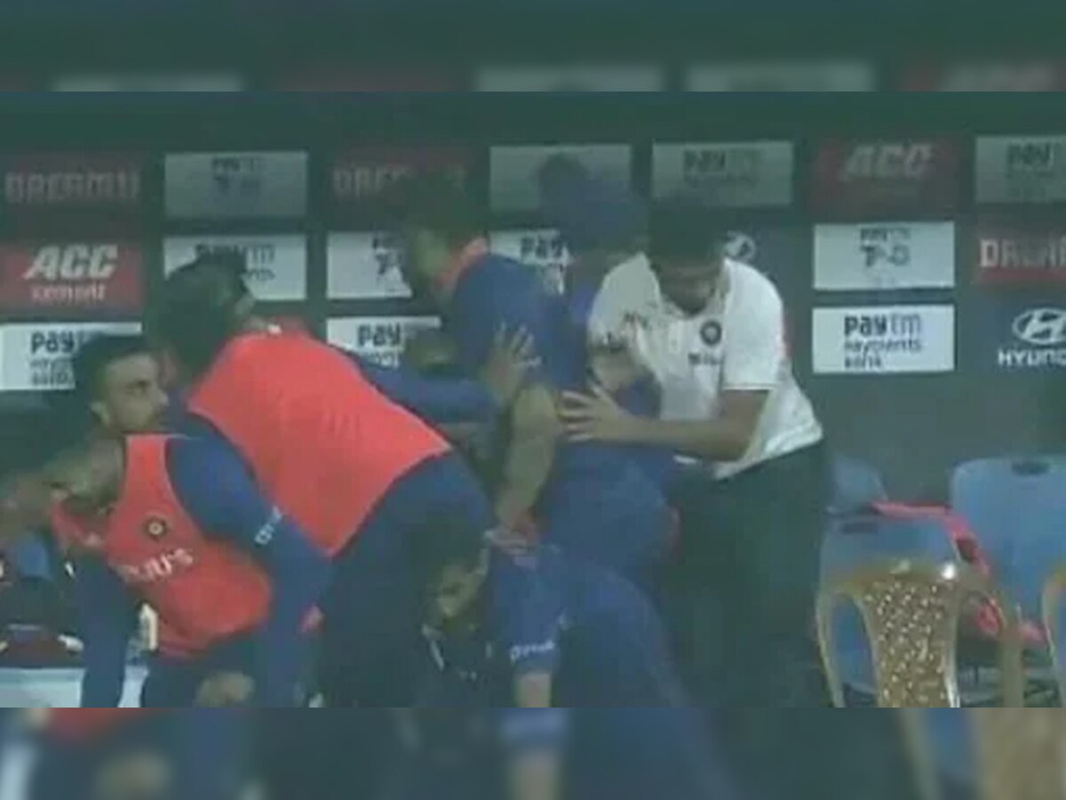 वेंकेटेश अय्यर के इस शॉट से भारतीय टीम में ही मच गई भगदड़, एक दूसरे पर जा गिरे खिलाड़ी
