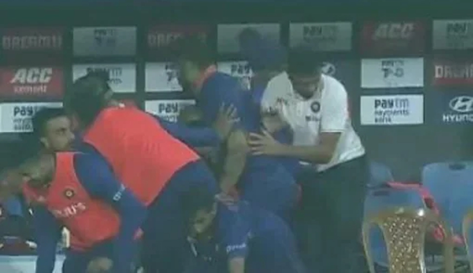 वेंकेटेश अय्यर के इस शॉट से भारतीय टीम में ही मच गई भगदड़, एक दूसरे पर जा गिरे खिलाड़ी वेंकेटेश अय्यर के इस शॉट से भारतीय टीम में ही मच गई भगदड़, एक दूसरे पर जा गिरे खिलाड़ी