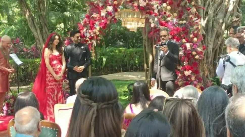 Farhan and Shibani Wedding: शादी के बंधन में बंधे फरहान और शिबानी, सामने आई पहली तस्वीर Farhan and Shibani Wedding: शादी के बंधन में बंधे फरहान और शिबानी, सामने आई पहली तस्वीर