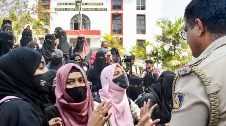 कर्नाटकः हिजाब हटाने से मना किया तो कॉलेज ने 58 छात्राओं को किया निलंबित