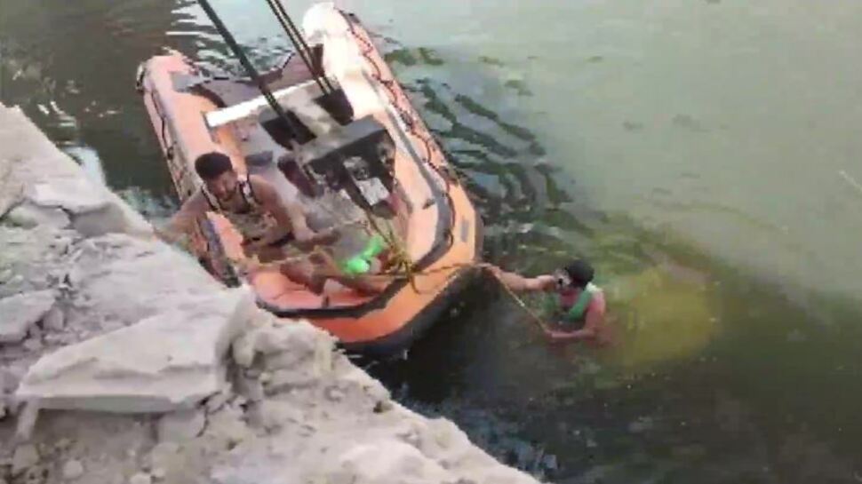 राजस्थान में दर्दनाक हादसा: चंबल नदी में गिरी बारातियों की कार, दूल्हा समेत 9 की गई जान राजस्थान में दर्दनाक हादसा: चंबल नदी में गिरी बारातियों की कार, दूल्हा समेत 9 की गई जान