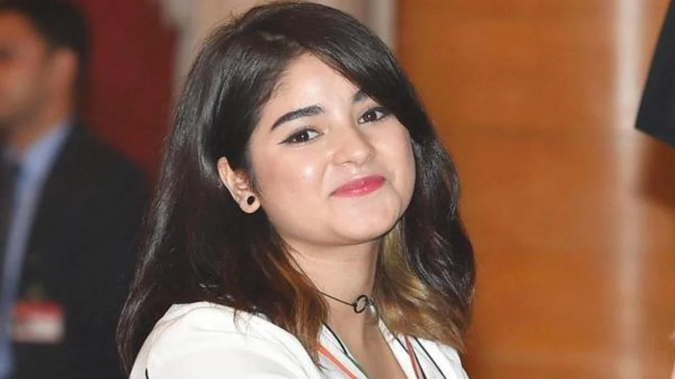 हिजाब विवाद पर जायरा वसीम ने रखी अपनी राय, बताया कैसा है 'अल्लाह' से रिश्ता हिजाब विवाद पर जायरा वसीम ने रखी अपनी राय, बताया कैसा है 'अल्लाह' से रिश्ता