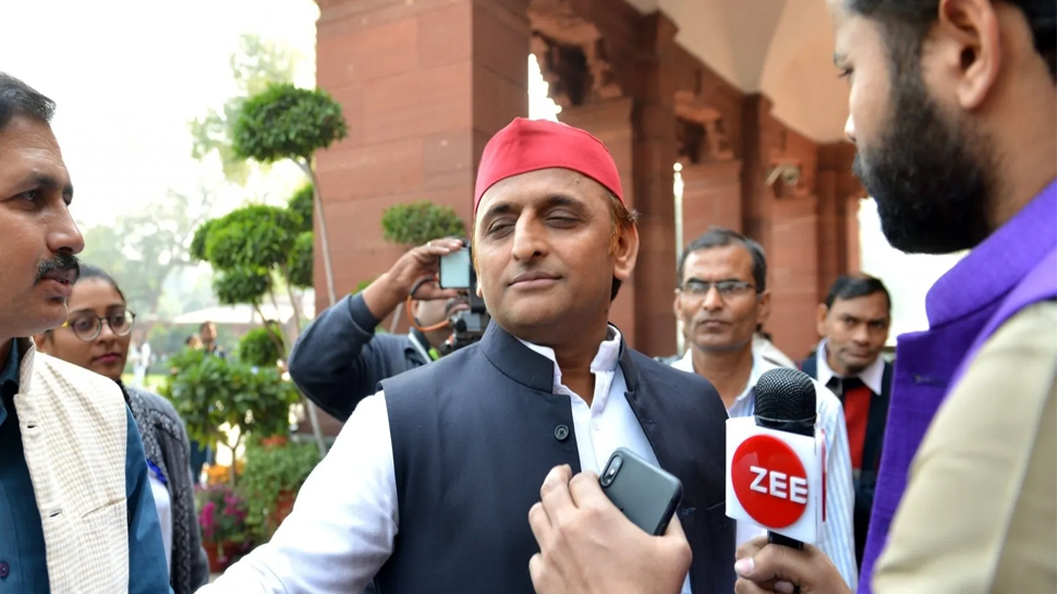 UP Polling: 'आतंकवादी के पिता से रिश्तों' के आरोपों पर Akhilesh Yadav का पलटवार; कह डाली ये बात UP Polling: 'आतंकवादी के पिता से रिश्तों' के आरोपों पर Akhilesh Yadav का पलटवार; कह डाली ये बात