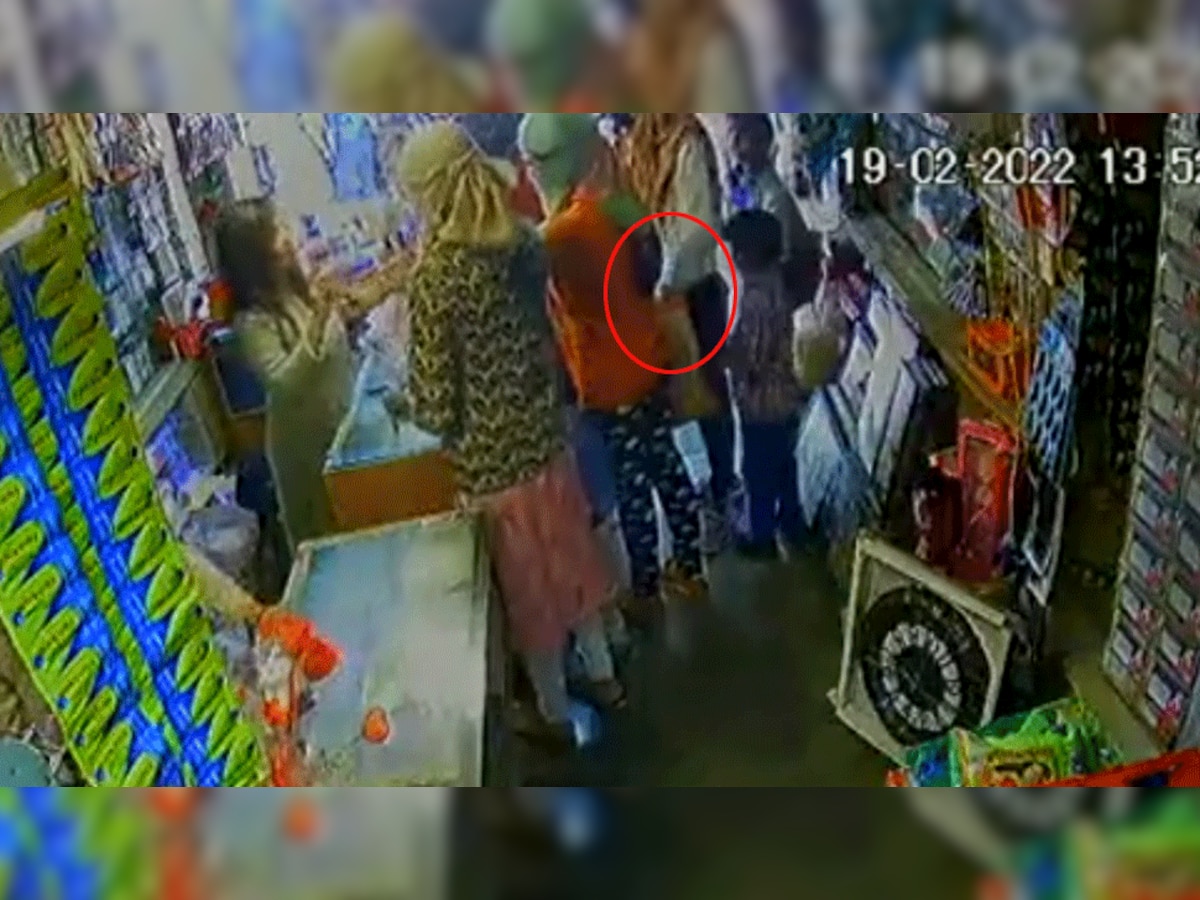 जिंस-जैकेट में खड़ी लड़की शातिराना ढंग से युवती का उड़ाया पर्स, CCTV में कैद हुई घटना