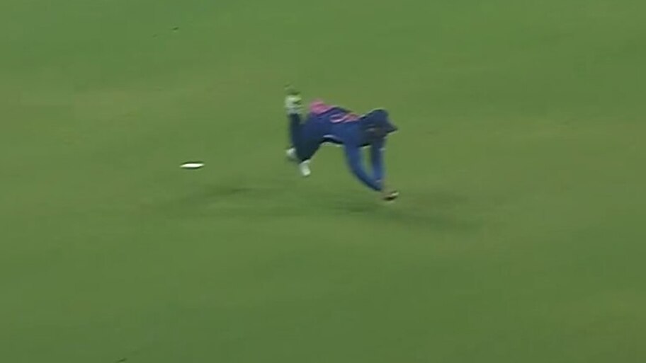 Ind Vs WI: कप्तान रोहित शर्मा ने पकड़ा हैरतअंगेज़ कैच, लोगों ने दांतों तले दबाई उंगली, देखिए
