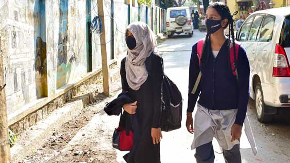 Hijab Controversy: बिहार तक पहुंचा हिजाब विवाद, बैंक में युवती को नहीं निकालने दिया पैसा; देखें वीडियो Hijab Controversy: बिहार तक पहुंचा हिजाब विवाद, बैंक में युवती को नहीं निकालने दिया पैसा; देखें वीडियो