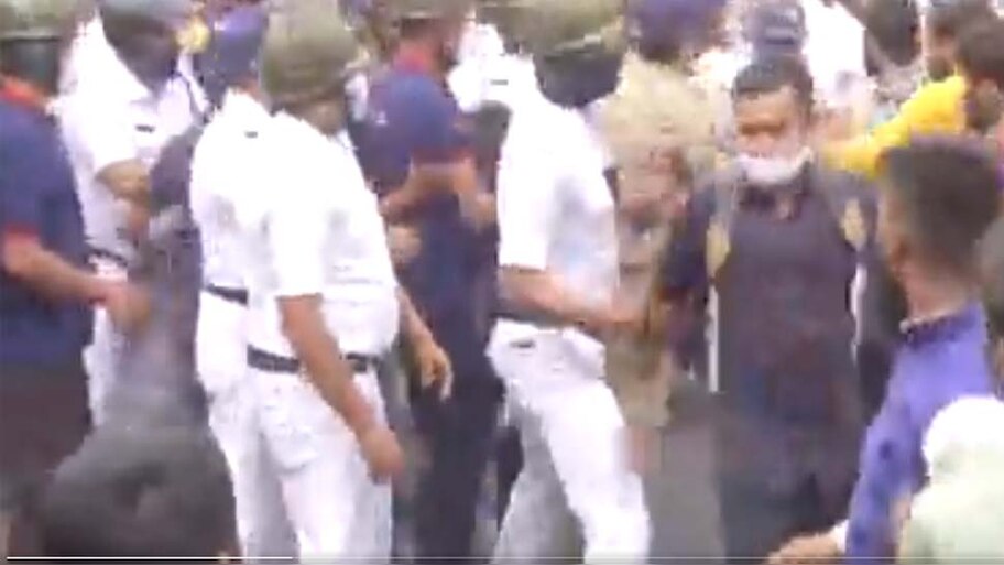  छात्र नेता अनीस के लिए न्याय की मांग कर रहे छात्रों की पुलिस से झड़प; तीन पुलिसकर्मी सस्पेंड  