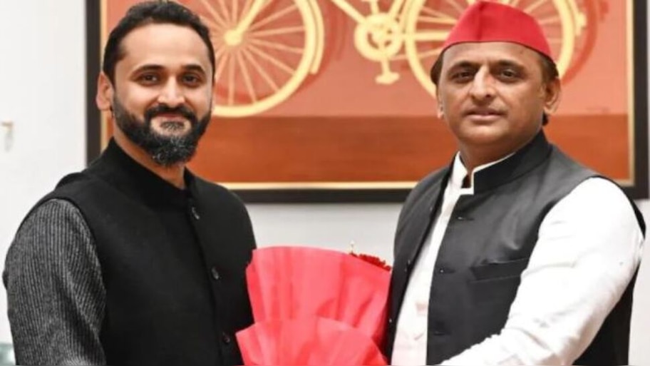लखनऊ में वोटिंग से पहले बढ़ी सियासी हलचल, BJP सांसद रीता बहुगुणा के बेटे ने की अखिलेश से मुलाकात