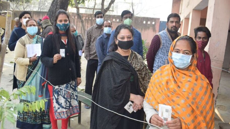 UP Phase 4 Voting: SP का आरोप; लखीमपुर में EVM में डाला गया फेविक्विक